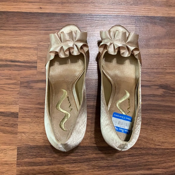 Women's gold heels! - Picture 2 of 5